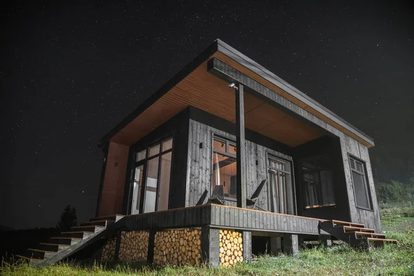 Moderna Cabaña Madera Por Noche Con Estrellas Fotos de stock
