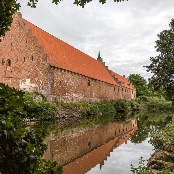 Las Grandes Mansiones Del Castillo Holsteinborg Que Reflejan Foso Dinamarca —  Fotos de Stock