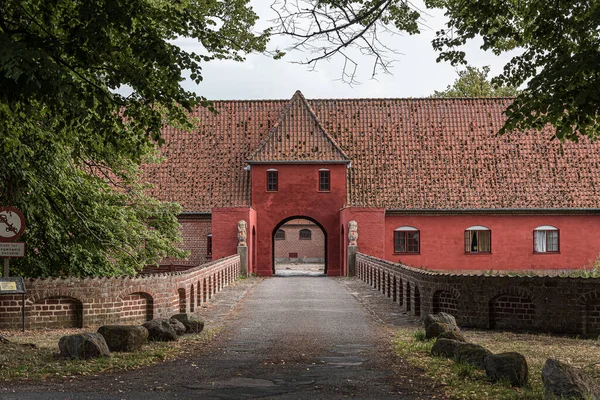 Estátuas Dois Trolls Headless Entrada Castelo Holsteinborg Zelândia Dinamarca Agosto — Fotografia de Stock