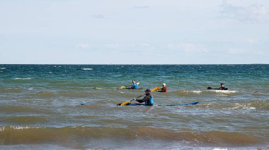 31 Ağustos 2021 'de, yüksek dalgalı, Vejle, Danimarka' da kürek çeken bir takım.