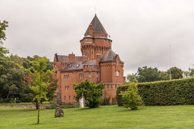 16 Eylül 2021 'de İsveç' in Eslov şehrindeki hendeğe romantik bir kırmızı kale yansıdı.