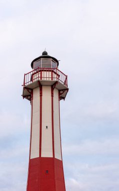 14 Eylül 2021 'de İsveç' in Ystad limanında bir akşam gökyüzüne karşı eski bir kırmızı deniz feneri.