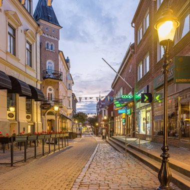Ystad 'daki alışveriş caddesi. Gün doğumundan bir gün önce. Ystad, İsveç, 14 Eylül 2021.