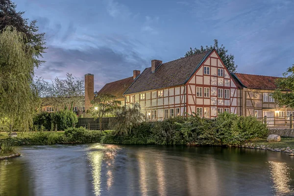 Cena Noturna Uma Antiga Casa Meia Madeira Refletindo Uma Lagoa — Fotografia de Stock