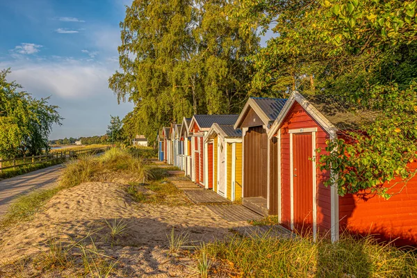 2021年9月14日スウェーデンのYstad 海に近い砂丘の上にある色のビーチ小屋 — ストック写真