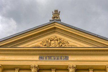 Ystad 'daki tarihi tiyatronun timpanonu. 1894, Ystad, İsveç, 15 Eylül 2021 'den kalma güzel bir neo-klasik binadır.