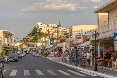 Platanias Girit 'in arka planında eski kasabayla alışveriş caddesi, 8 Ekim 2021