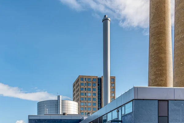 2021年10月23日デンマーク フレデリックスンドの発電所の煙突の後ろの新しい住宅ブロック — ストック写真