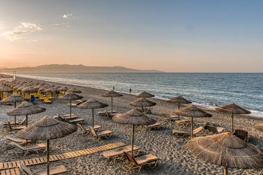Sahilde güneşlik ve şemsiyeli turist yok, Girit, Yunanistan, 11 Ekim 2021