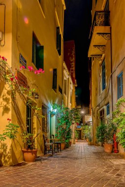 13 Ekim 2021 'de Girit, Yunanistan' ın eski Chania kasabasında aydınlık bir cadde.