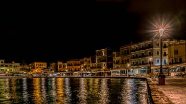 Chania Venedik limanındaki gece manzarası. Suda yansıyan ışıklar, Chania, Girit, Yunanistan, 13 Ekim 2021