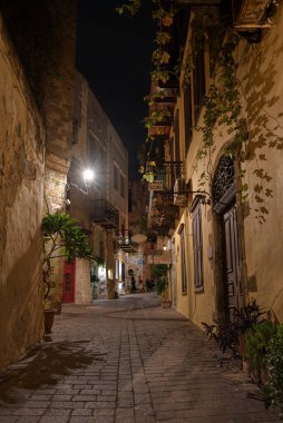 Eski Chania kasabasında Angelou 'nun romantik dar sokağı, bir fenerle aydınlatılmış, Chania, Girit, Yunanistan, 13 Ekim 2021