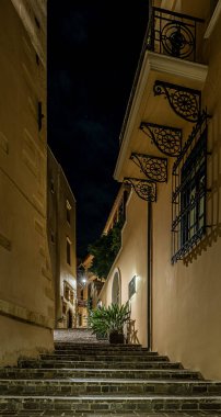 Eski Chania, Girit, Yunanistan 'daki Theofanus sokağındaki duvarların arasındaki kara gökyüzü, 13 Ekim 2021