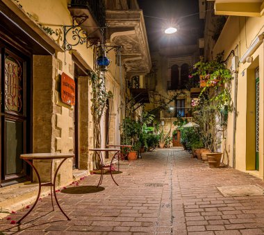 Chania 'nın eski bir kasabasında Chania, Girit, Yunanistan, 15 Ekim 2021' de bir sokak lambasıyla aydınlatılmış pitoresk bir sokak.