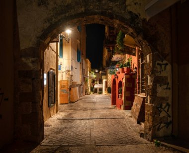 Ortaçağ taş kemeri ve gece eski Chania, Girit, Yunanistan 'da pitoresk bir cadde, 15 Ekim 2021