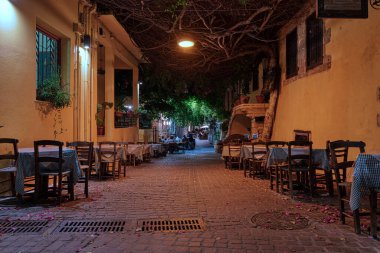 Duvarlar boyunca uzanan masalar 15 Ekim 2021 'de eski Chania, Girit, Yunanistan' da gece aydınlandı.