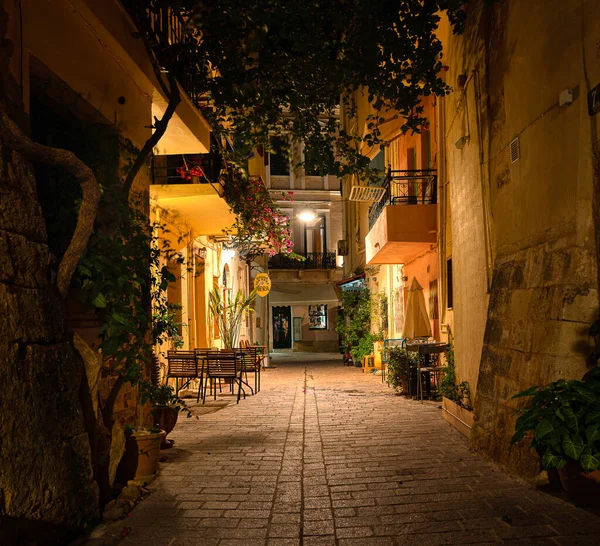 15 Ekim 2021 'de eski Chania, Girit, Yunanistan' da karanlık bir gökyüzü ile aydınlanan cadde