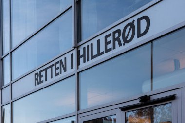 26 Kasım 2021 'de Danimarka' nın Hillerod kentindeki mahkeme binasının işaret ve cam cephesi.