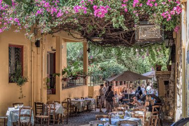 18 Ekim 2021 'de Girit, Yunanistan' daki eski Chania kasabasında yemek yiyen turistler