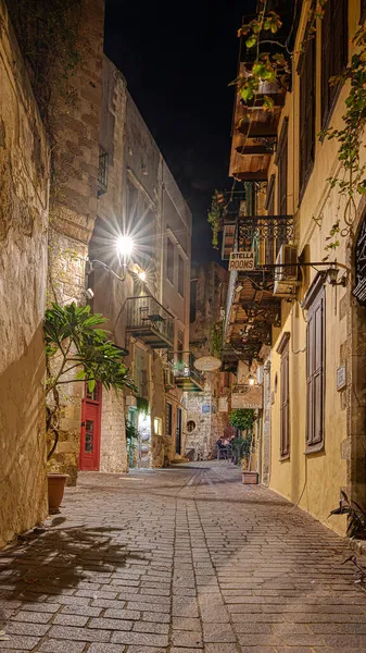 Girit, Yunanistan 'ın eski kenti Chania' da 18 Ekim 2021 'de romantik bir ara sokağı aydınlatan sokak lambası.