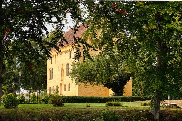 Κίτρινο Κάστρο Bollerup Μεταξύ Των Δέντρων Bollerup Σουηδία Σεπτεμβρίου 2021 — Φωτογραφία Αρχείου