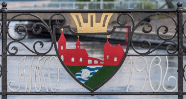 10 Ağustos 2021 'de Danimarka' nın Skaelskor kasabasını birbirine bağlayan köprüdeki bir kilise ve belediye binası ile birlikte demirle dövülmüş bir palto.