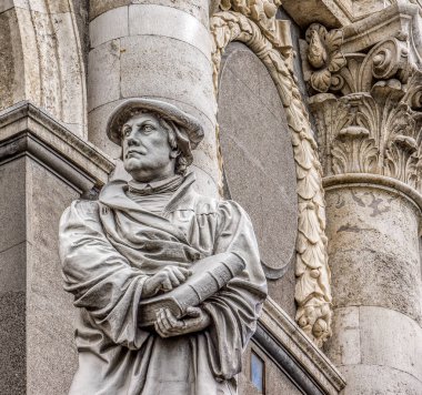 Martin Luther 'in beyaz heykeli elinde büyük bir İncil ile 13 Temmuz 2016' da Kopenhag 'daki Mermer Kilisesi' nin önünde.