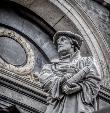 Martin Luther 'in beyaz heykeli elinde büyük bir İncil ile 13 Temmuz 2016' da Kopenhag 'daki Mermer Kilisesi' nin önünde.