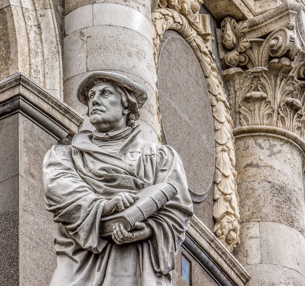 Biały Posąg Martina Luthera Barecie Trzymający Ręku Wielką Biblię Przed — Zdjęcie stockowe