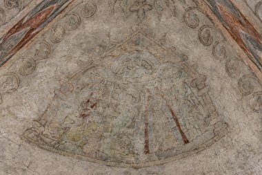 1300 'lerden kalma eski bir gotik fresk. Kutsal üç kralın vaftiz çocuğuna hediyeler getirdiğini tasvir ediyor, skurup, İsveç, 16 Temmuz 2021