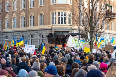 Danimarka Başbakanı Mette Frederiksen 27 Şubat 2022 'de Kopenhag' daki Rus Büyükelçiliği önünde protestocularla konuştu.