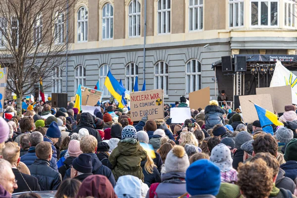 コペンハーゲン 2022年2月27日のロシア大使館の前でウクライナ国旗  — 無料ストックフォト
