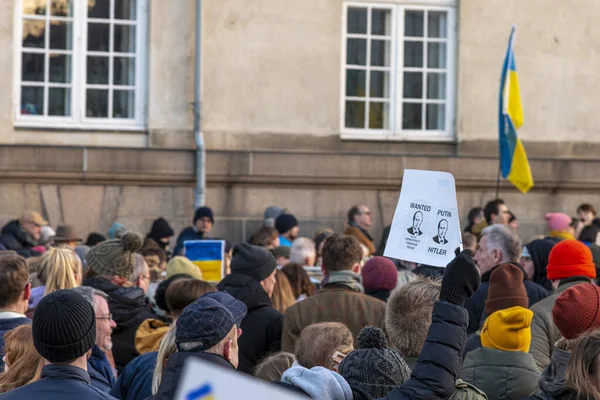 Demonstracja Przed Rosyjską Ambasadą Kopenhadze Sztandar Putinie Hitlerze Lutego 2022 — Darmowe zdjęcie stockowe