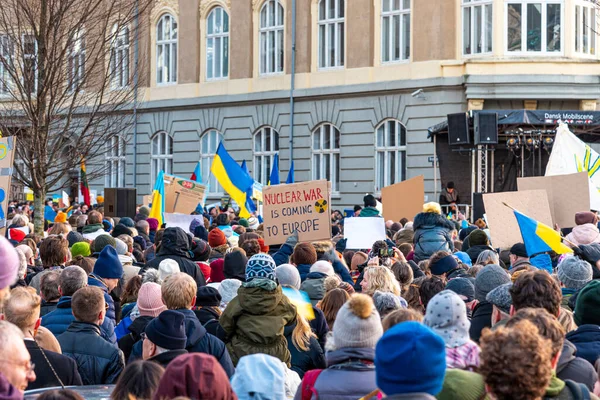 2022年2月27日 俄罗斯驻哥本哈根大使馆前的乌克兰国旗 图库图片