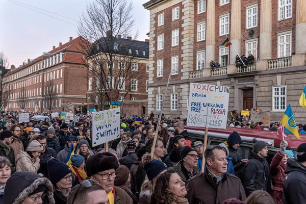 2022年2月27日 在俄罗斯驻哥本哈根大使馆前举行示威 迅速结束普廷斯战争 免版税图库图片