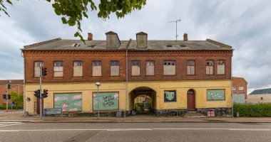 FIOMA, 30 Temmuz 2021 'de Frederissund, Danimarka' nın merkezinde terk edilmiş eski bir bina.