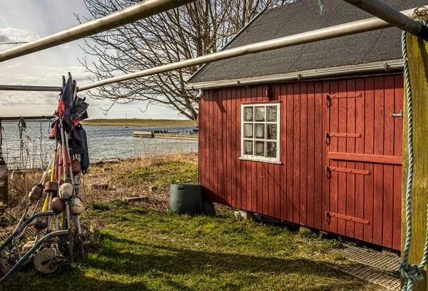 Eine Rote Fischerhütte Mit Angelausrüstung Ufer Jyllinge Dänemark März 2022 — Stockfoto