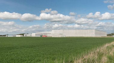 Danimarka Kraliyet Kütüphanesi ve Ulusal Müzesi için 14 Mayıs 2022 'de Danimarka' nın Vinge kentindeki yeşil bir alanda depolama binası.