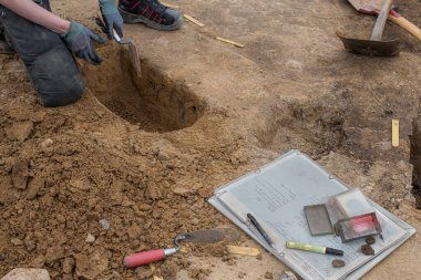 15 Haziran 2022 'de Danimarka' nın Erritso kentindeki bir Viking yerleşiminin arkeolojik kazısı.