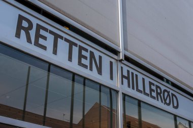 27 Haziran 2022 'de Danimarka' nın Hillerod kentindeki mahkeme binasının işaret ve cam cephesi.