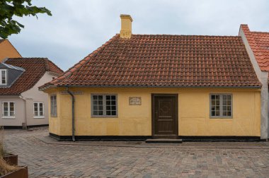 Danimarka, Odense 'deki H C Andersens evinin sarı duvarındaki tabela, 27 Ağustos 2022