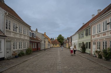 Danimarka, Odense 'deki H C Andersens evinin sarı duvarındaki tabela, 27 Ağustos 2022