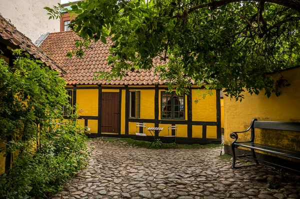 2022年8月27日デンマークのオデンスにあるH Cアンダーソン家の黄色の壁の看板 — ストック写真