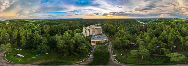 Edificio Varios Pisos Bosque Foto Quadcopter — Foto de Stock