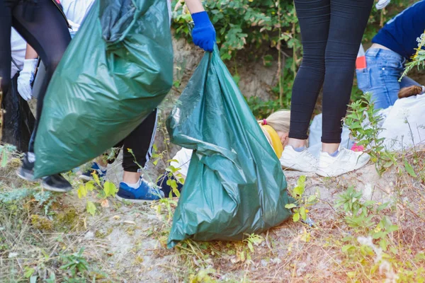 Mensen Verzamelen Afval Grote Plastic Zakken — Stockfoto