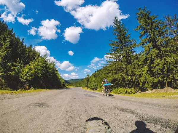 Radtourismus Menschen Fahren Mit Fahrrädern Durch Die Berge — Stockfoto