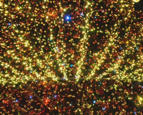 Χριστουγεννιάτικο Δέντρο Κρεμασμένο Μπάλες Και Γιρλάντα — Φωτογραφία Αρχείου