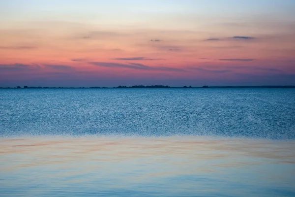 Cielo Colorato Sopra Acqua Blu — Foto Stock