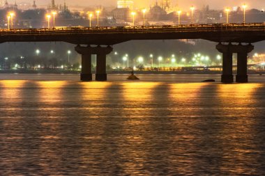 Kiev 'deki Paton Köprüsü. Gece çekimi.