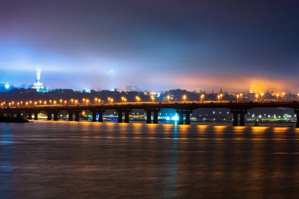Paton Bridge Kiev Nachtschieten — Stockfoto